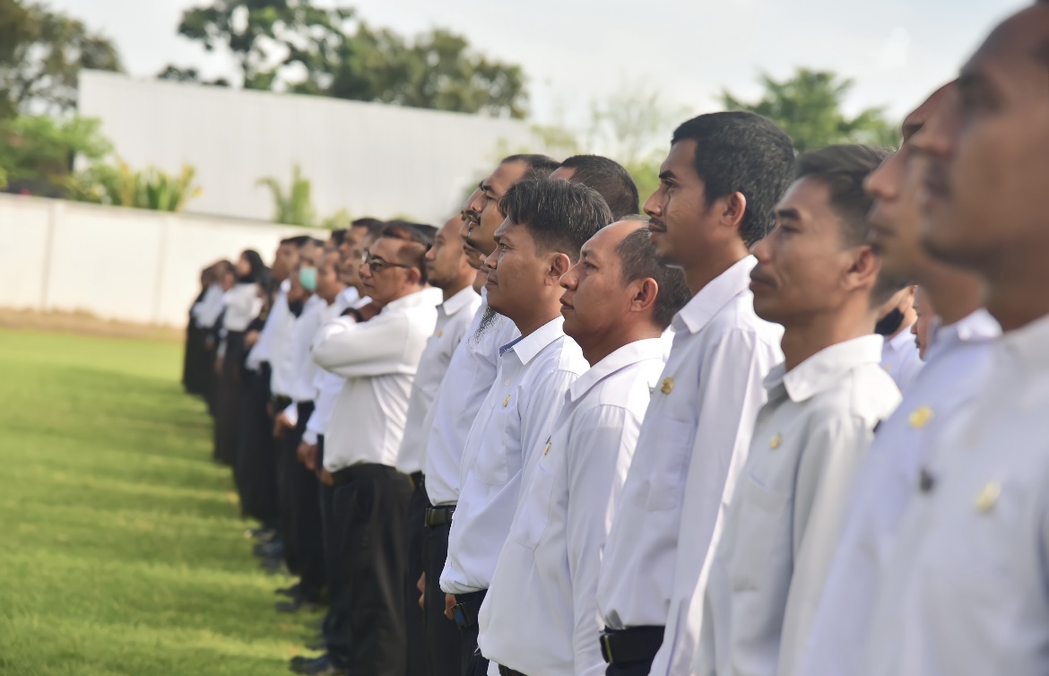 APEL: Seluruh pegawai di lingkungan Pemkab Lumajang saat mendapat pengumuman diangkat sebagai pegawai pemerintah dengan perjanjian kerja (PPPK) paruh waktu, kemarin.(ATIEQSON MAR IQBAL/RAME) 