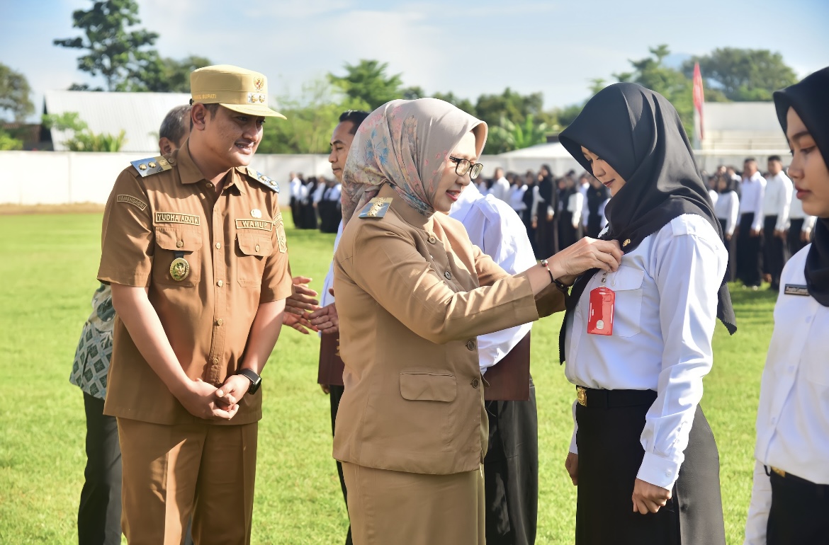 SELAMAT: Bupati Lumajang Indah Amperawati saat memberikan ucapan selamat kepada ribuan pegawai yang diangkat menjadi PPPK paruh waktu, kemarin.(ATIEQSON MAR IQBAL/RAME)