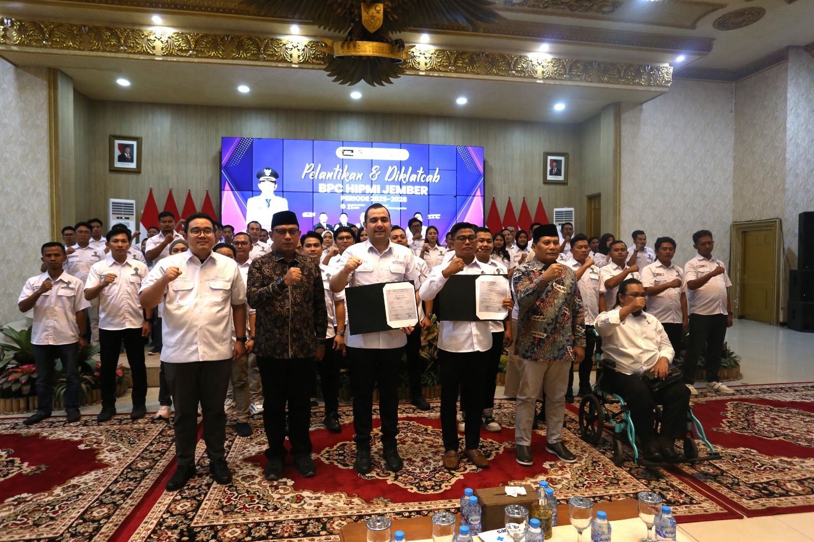 RESMI DILANTIK: Pj Sekda Jember Akhmad Helmi Luqman (depan-dua dari kiri), Ketua BPD HIPMI Jatim Ahmad Salim Assegaf, Ketua BPC Jember Holand Sanjaya, berfoto bersama setelah pelantikan pengurus.