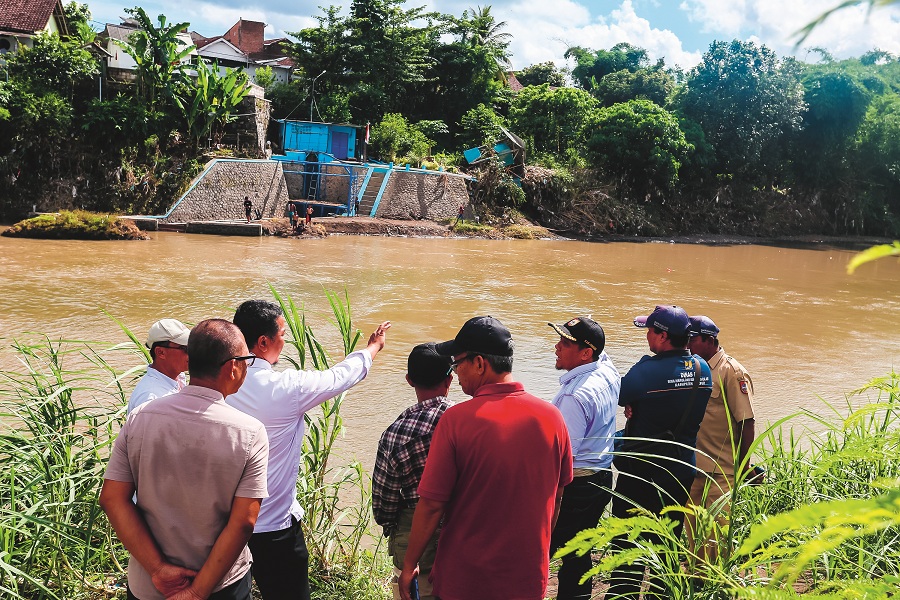 SIDAK: Komisi C DPRD Jember didampingi DPUBMSDA Jember mendatangi perumahan yang berdiri di sempadan sungai, kemarin.
