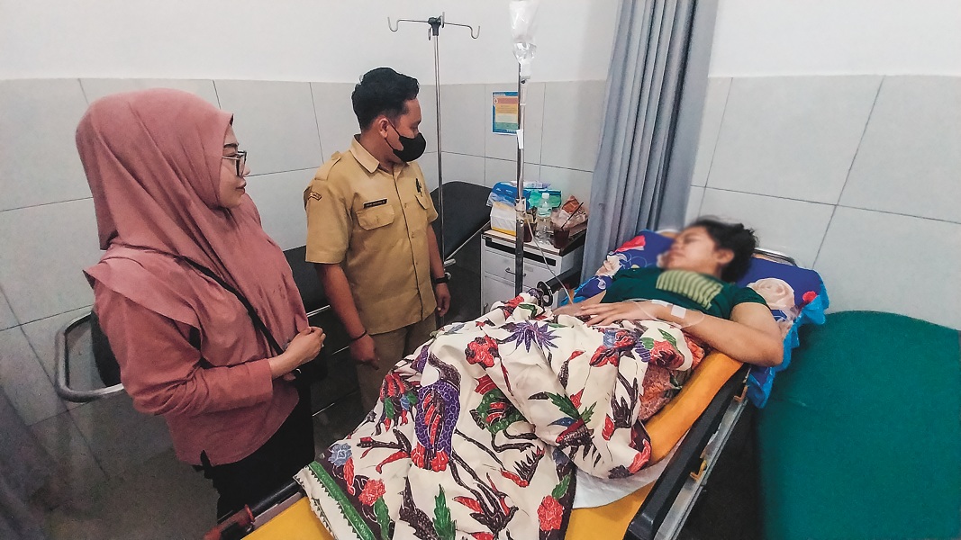 DIBORGOL: Rohmah, warga Dusun Pasirian, RT 003 RW 009, Desa Kaliglagah, Kecamatan Sumberbaru, menjalani perawatan di Puskesmas Sumberbaru, Selasa (23/12).