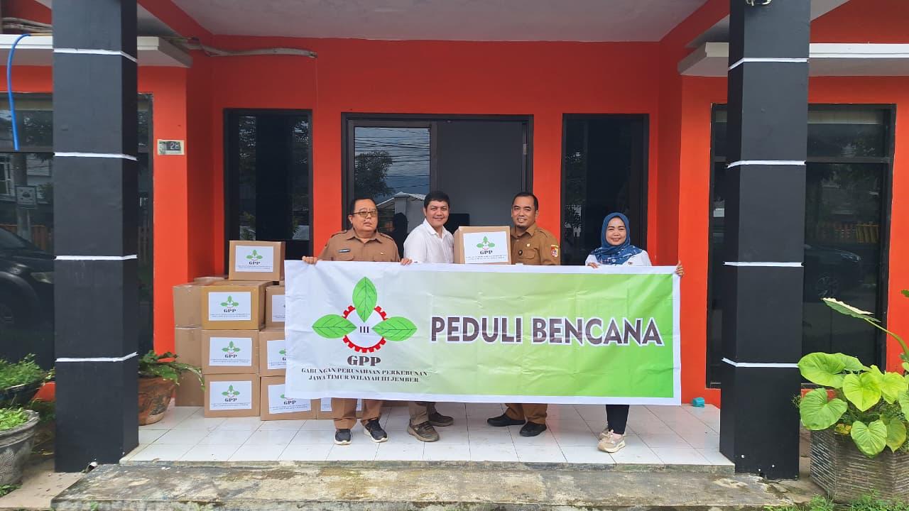 PEDULI SESAMA: Perwakilan GPP Wilayah 3 Jawa Timur menyerahkan bantuan sembako untuk warga terdampak banjir yang diterima BPBD Jember, Senin (22/12/2025).