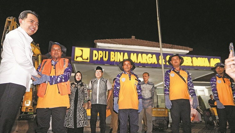 GERAK CEPAT: Bupati Fawait simbolis menerjunkan Tim URC yang bertugas memperbaiki jalan rusak, di Kantor Dinas PU Bina Marga dan SDA Jember, (14/4).