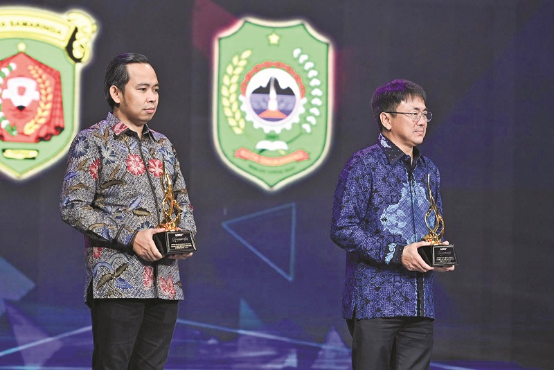 APRESIASI: Bupati Fawait, saat mendapat penghargaan kategori Daerah Peduli Akses dan Infrastruktur Pendidikan, pada September kemarin.