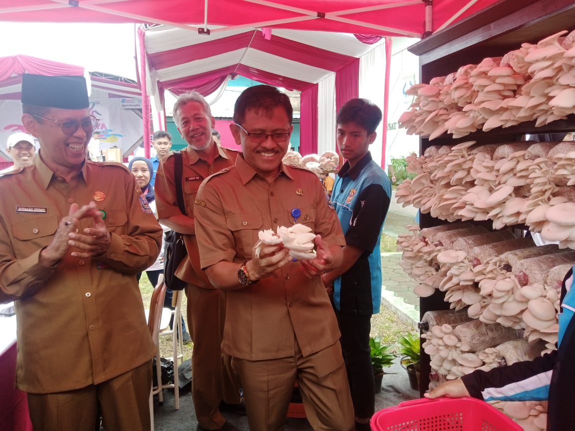 TINJAU LANGSUNG: Kacabdin Bondowoso, Slamet Riyadi bersama Kepala SMKN 1 Tlogosari, Nurul Amanah meninjau Stand Proyek Kreatif Kewirausahaan Jamur Tiram dan Pizza Mini Jamur