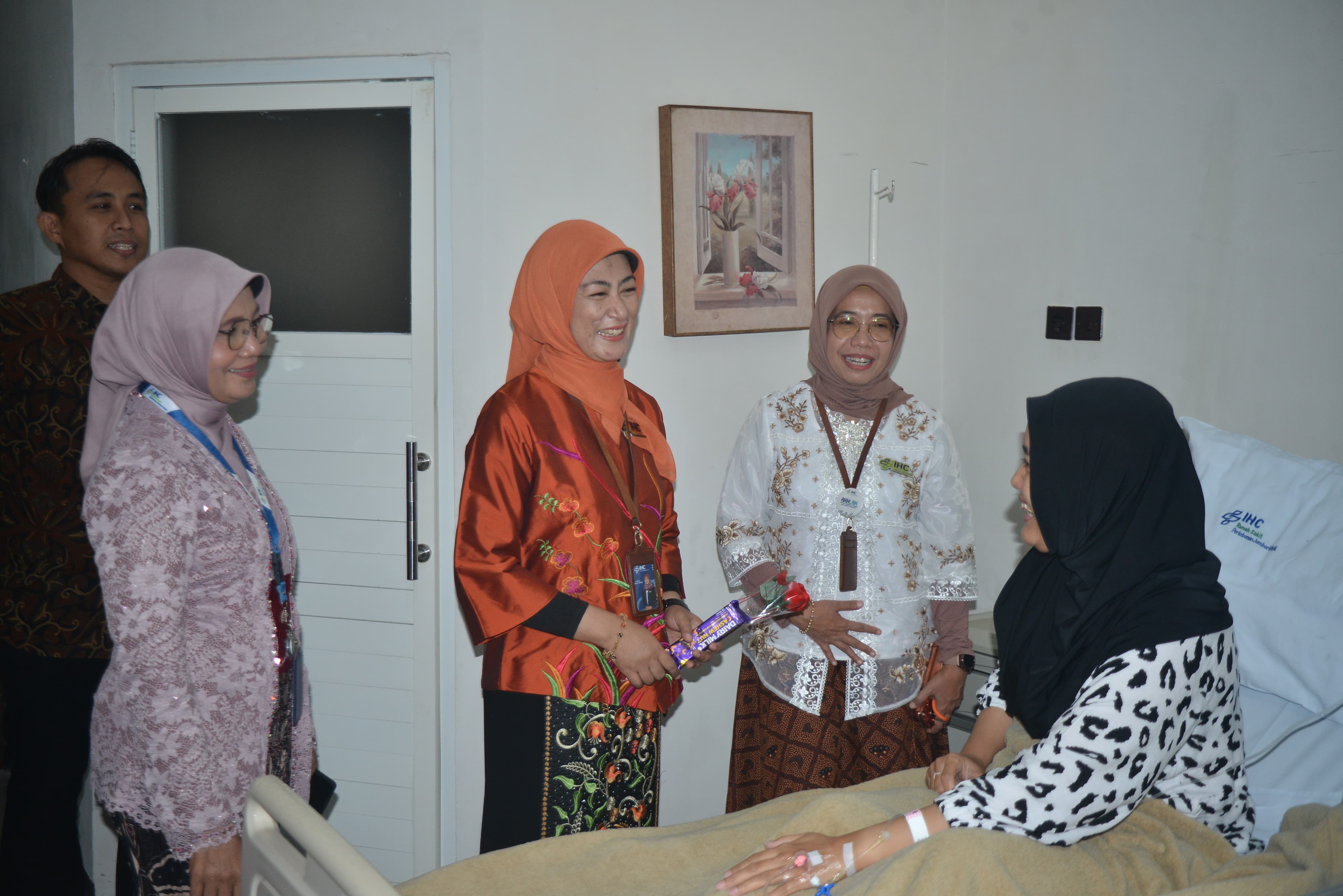 BERI SEMANGAT : Jajaran RS Perkebunan Jember Klinik melakukan kunjungan ke ruang rawat inap, menyasar pasien ibu yang tengah menjalani perawatan, sebagai bentuk perhatian dan dukungan moril.