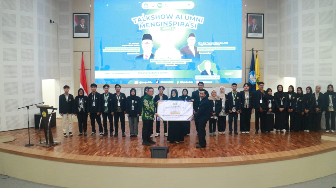 Thohir Afandi menyerahkan secara simbolis Beasiswa Bakti Alumni kepada salah seorang maahsiswi penerima di Gedung Soedjarwo Unej (20/12/25)