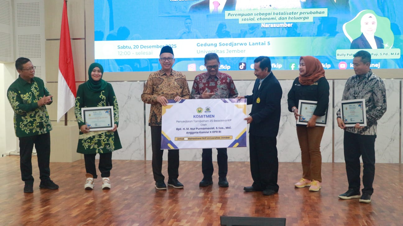 M. Nur Purnomosidi (tiga dari kiri) menyerahkan beasiswa KIP kepada Rektor Unej Iwan Taruna (tengah),didampingi Dekan FKIP M. Na&rsquo;im (tiga dari kanan),disaksikan Thohir Afandi & pembicara talkshow
