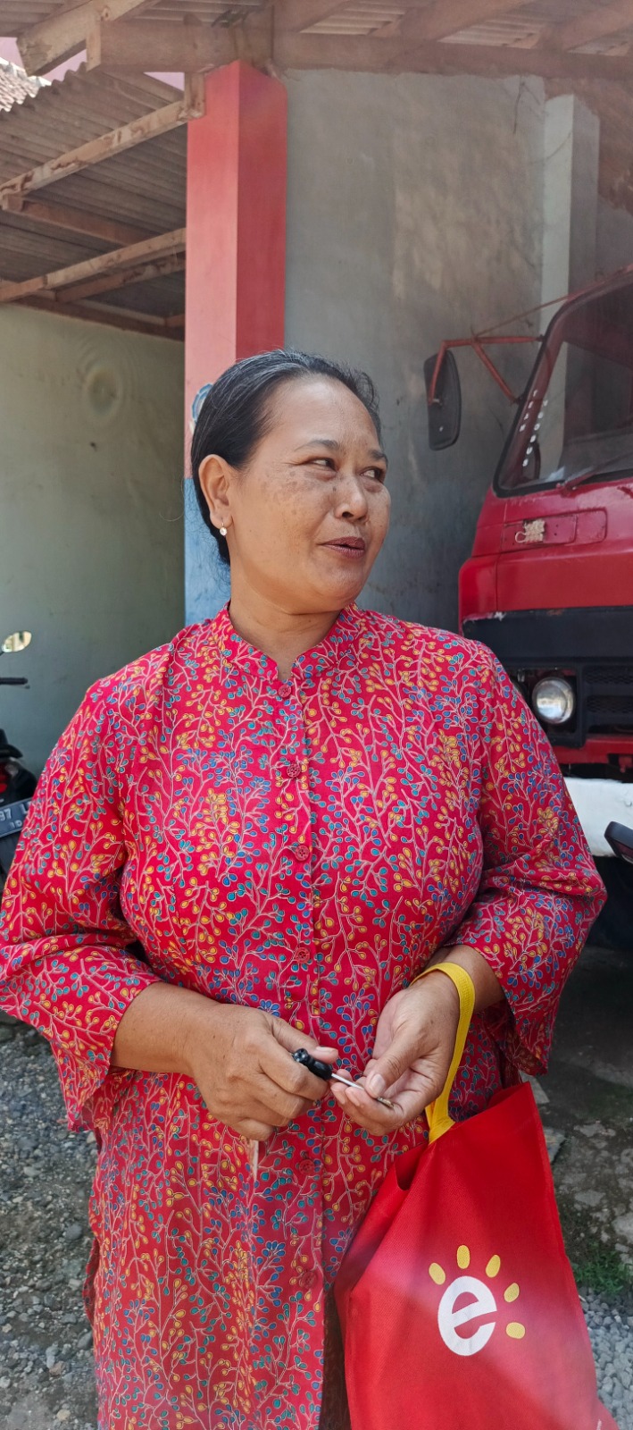 BAHAGIA: Retno Eko Wiyanti, guru kitab di GKT Immanuel di Desa Ambulu, seusai menerima pencairan honor di Kantor Desa/Kecamatan Ambulu, pada awal Oktober.