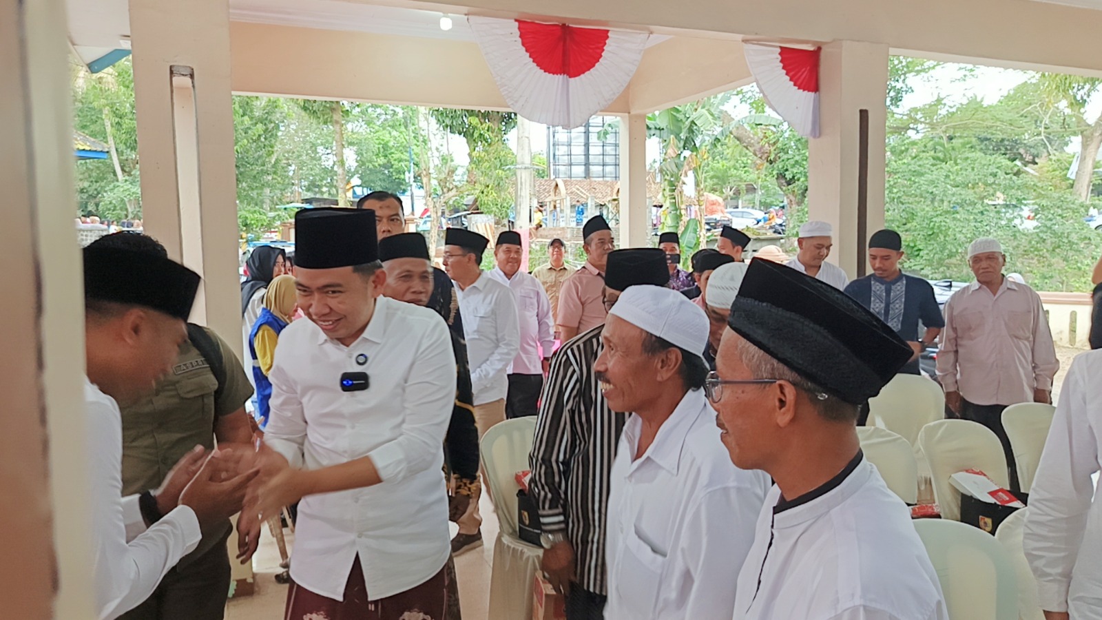 GALANG DOA: Bupati Fawait saat kesempatan bersilaturahmi dengan para guru ngaji, saat beberapa kesempatan turun ke acara Bunga Desaku ataupun Guse Menyapa.