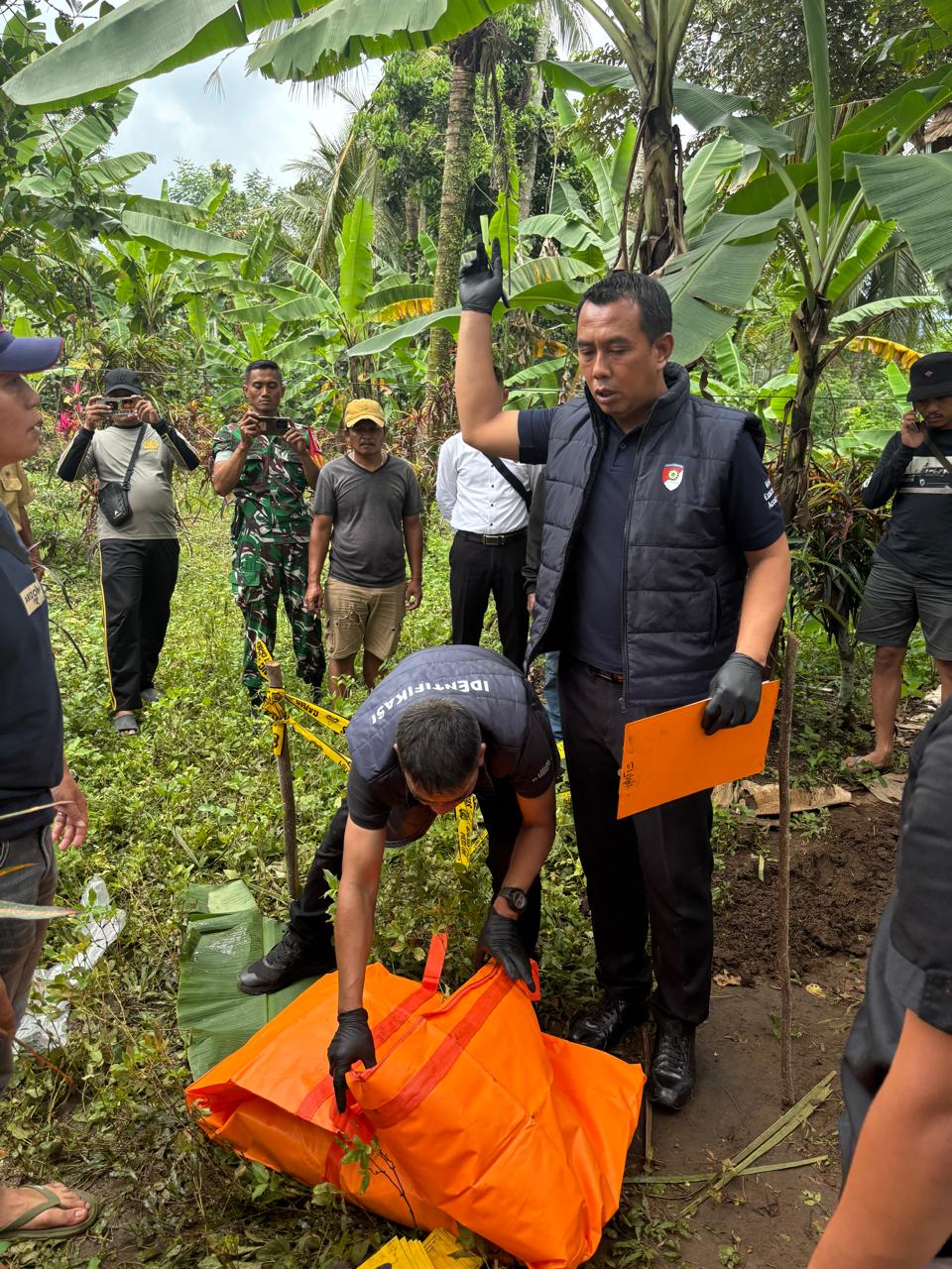 OLAH TKP: Tim Inafis Polres Jember mendatangi lokasi penemuan jasad bayi di makam Dusun Pasirian, Desa Kaliglagah, Kecamatan Sumberbaru, Senin (22/12). &nbsp;&nbsp;
