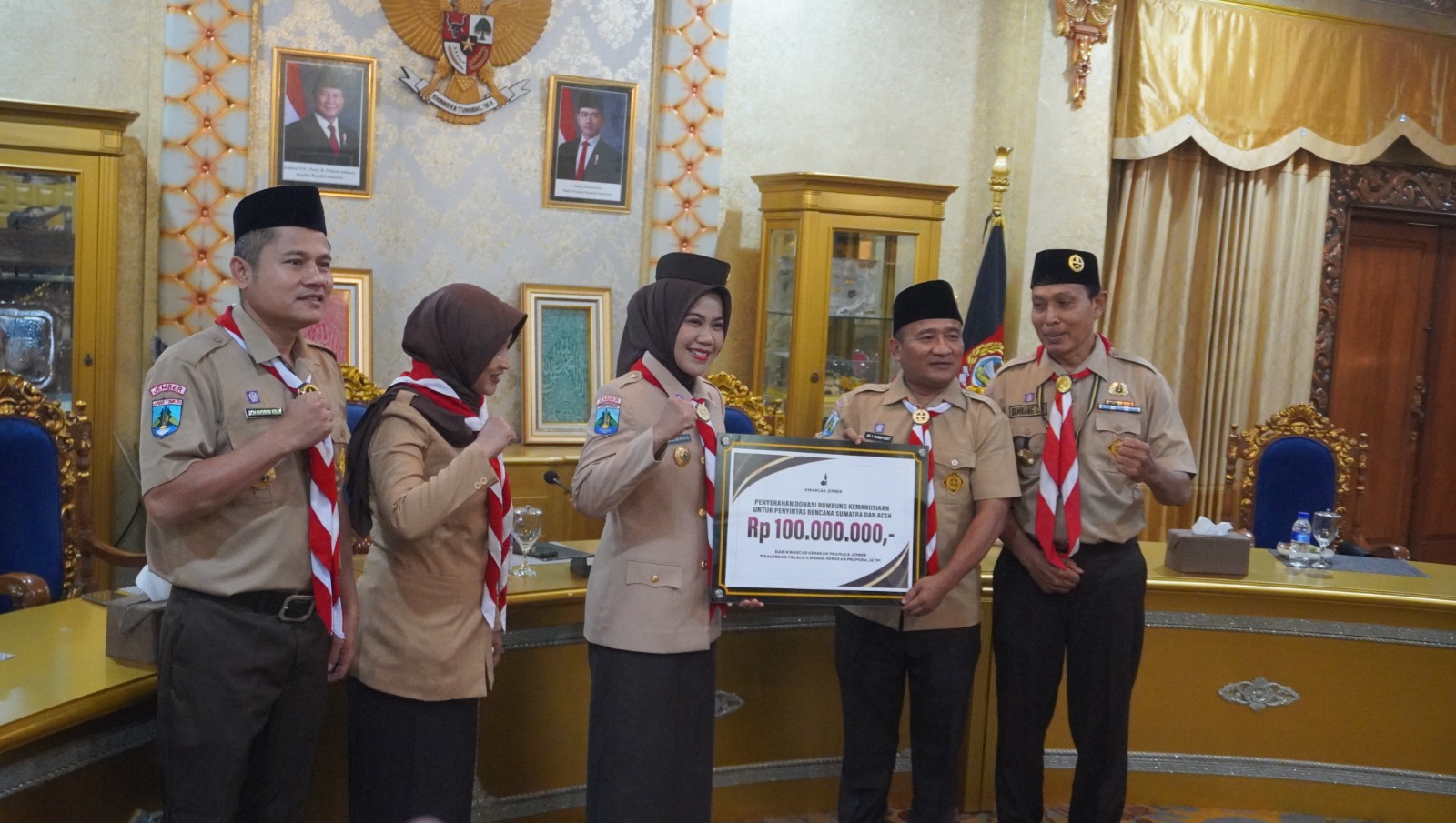 SIAP DISALURKAN: Prosesi pengiriman bantuan kemanusiaan untuk bencana banjir Sumatera-Aceh, yang terhimpun melalui Gerakan Pramuka se-Jember, dilakukan di Pendapa Wahyawibawagraha, Jember (22/12/2025)