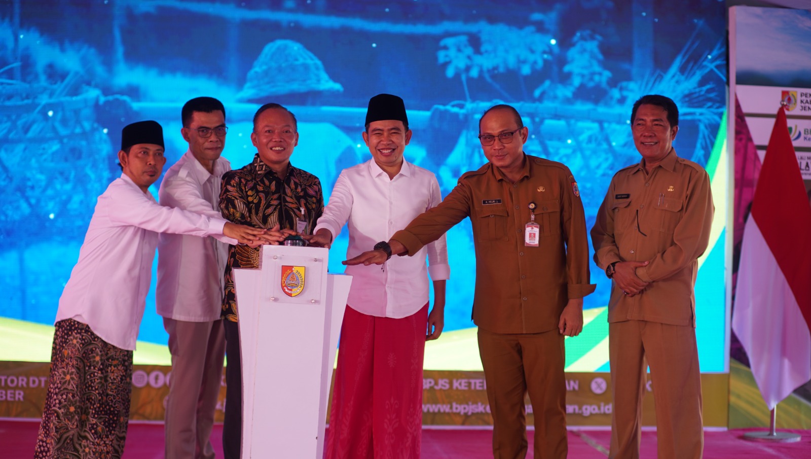 Gus Mustakhfin pemimpin istighosah, Kepala BPJS Ketenagakerjaan Jember Dadang Komarudin, Kepala Kantor Wilayah BPJS Ketenagakerjaan Jatim Hadi Purnomo, Bupati Fawait, Pj Sekda Jember, dan Kepala DTPHP