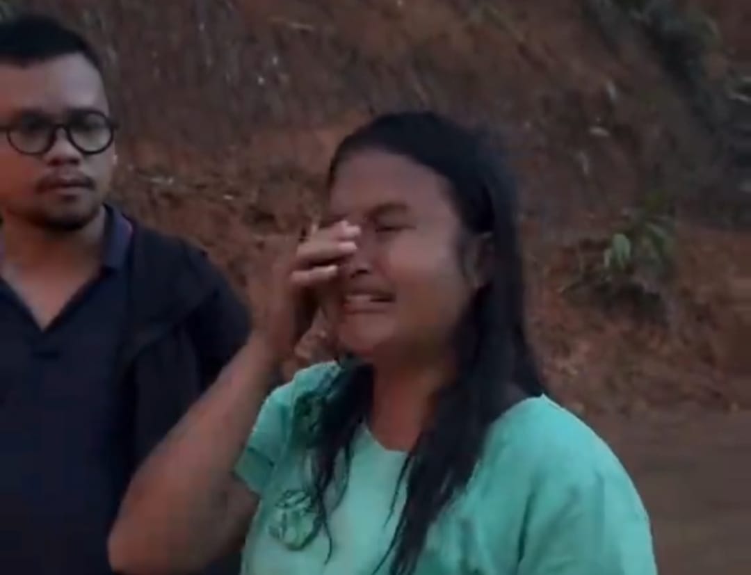 Tangkapan layar video seorang warga Tapanuli Tengah yang mengenang bagaimana banjir dan longsor menerjang rumahnya dan memaksa mereka tidur di hutan.