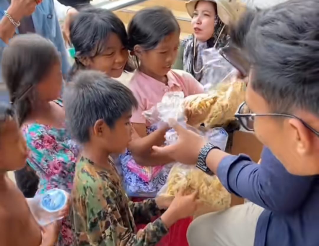 Tangkapan layar keceriaan anak-anak Aceh Tamiang di tengah penanganan banjir bandang. (TikTok/PAPAY_YA)
