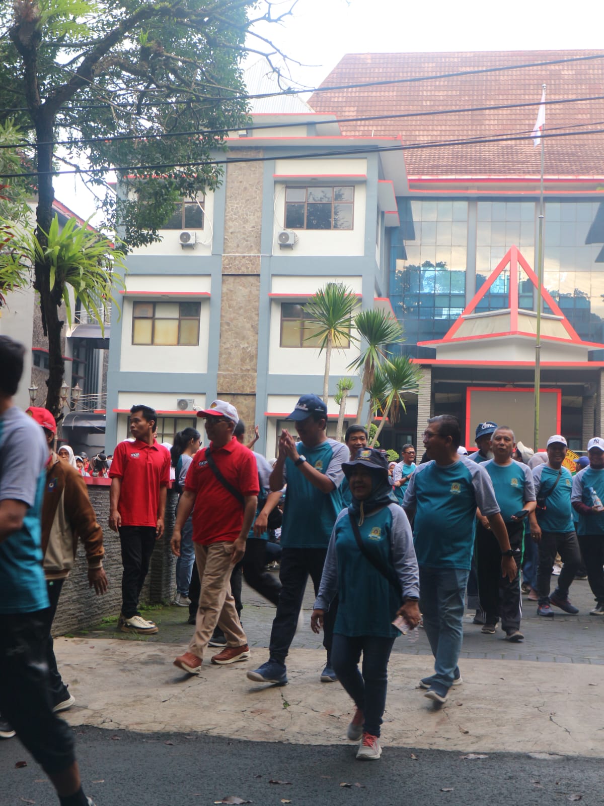 Peserta berjalan keluar halaman kampus baru FKIP untuk menyusuri area kampus Tegalboto.