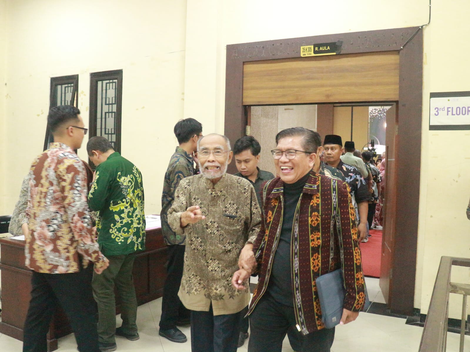 Peserta berjalan dari auditorium FKIP menuju ruang makan.