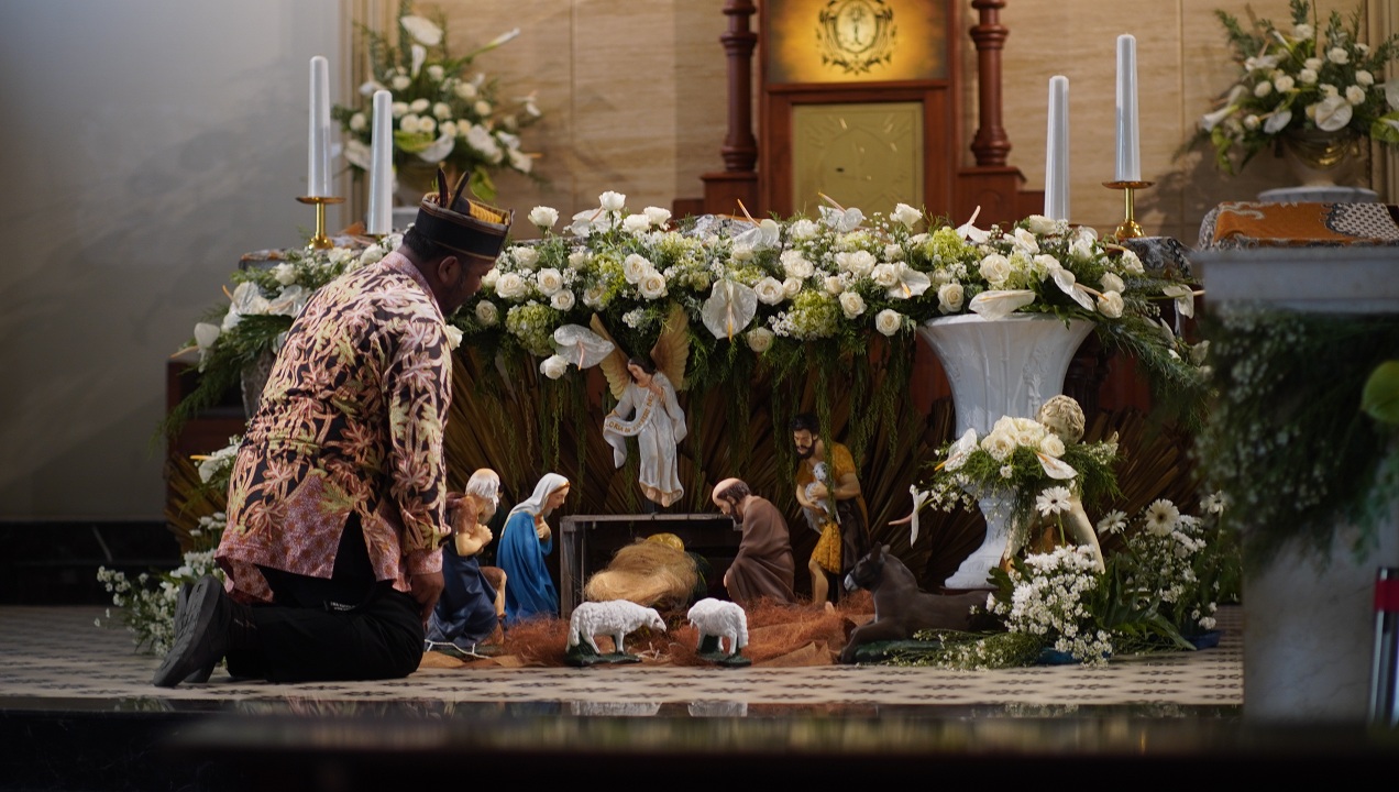 DEKORASI: Humas Gereja Katolik Santo Yusup Jember, Fransiskus Xaverius Yiddi Purwa Mardianta menata dekorasi jelang perayaan Natal 2025.