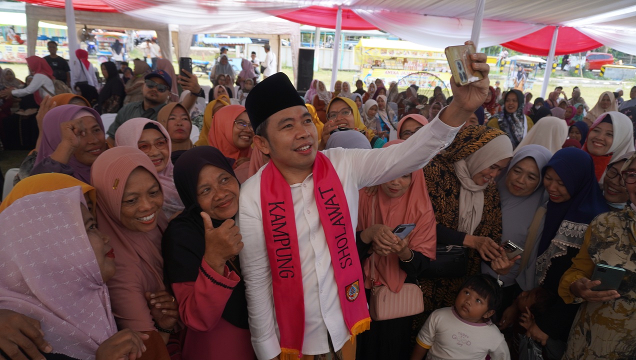LAPORAN KE EMAK-EMAK: Guse Menyapa yang menjadi area Bupati Fawait melaporkan kinerjanya kepada masyarakat yang paling rajin ditemuinya yakni ibu-ibu pengajian dan emak-emak Laskar Sholawat Nusantara.