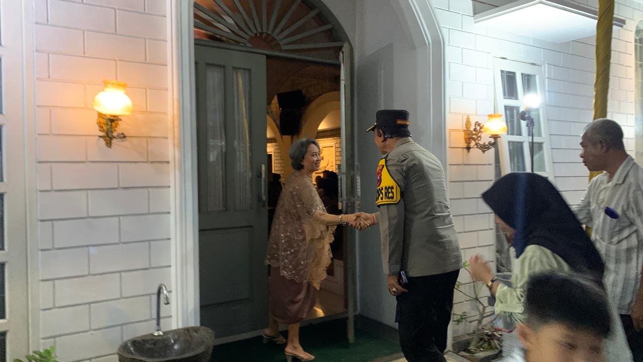 Wakapolres Bondowoso, Kompol I Gede Suartika menyapa salah satu umat Kristiani yang akan melangsungkan ibadah natal di Gereka Kristen Indonesia Bondowoso.