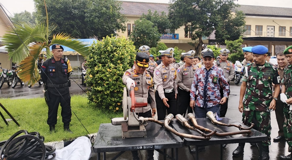 DIMUSNAHKAN: Kapolres Bondowoso, AKBP Harto Agung Cahyono bersama sejumlah pihak terkait, memusnahkan knalpot brong hasil sitaan dari pengendara.(ILHAM WAHYUDI/RADAR IJEN)
