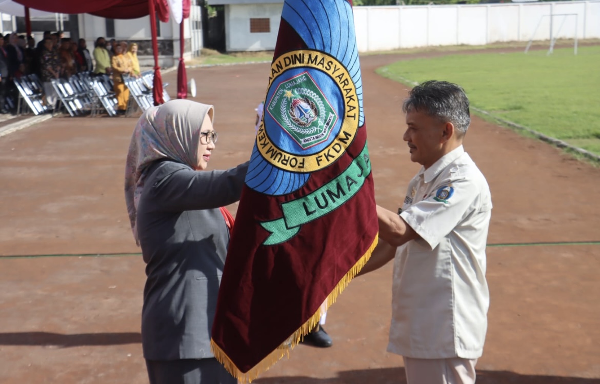 LANTIK: Bupati Lumajang saat melantik lpengurus, Forum Kewaspadaan Dini Masyarakat (FKDM) di Stadion Semeru, kemarin.(ADE APRYANIS/RAME)