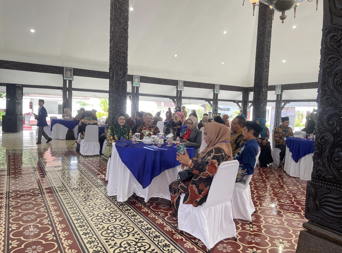 TERBENTUK: Perwakilan 10 perguruan tinggi Forum Perguruan Tinggi Swasta Lumajang (FPTSL) saat mengikuti sarasehan refleksi akhir tahun, di Pendopo Arya Wiraraja, kemarin.(ADE APRYANIS/RAME)
