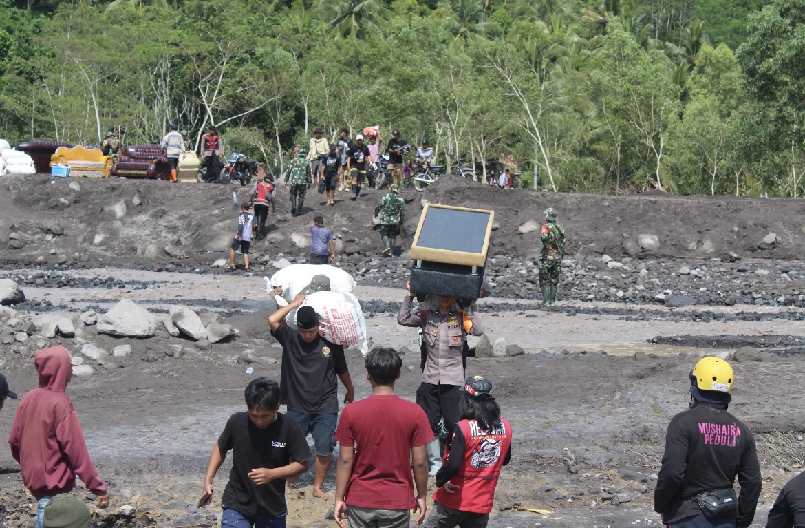 EVAKUASI: Sejumlah korban terdampak banjir lahar dingin mengamankan barang-barang berharga yang masih selamat, beberapa waktu lalu.(ATIEQSON MAR IQBAL/RAME)