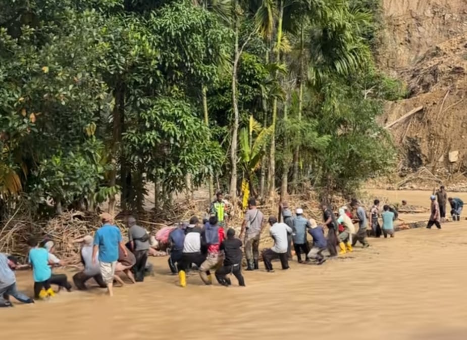 Tangkapan layar warga yang sedang bergotong-royong membangun jembatan tanpa bantuan alat berat. (TikTok/ISRA_arg)