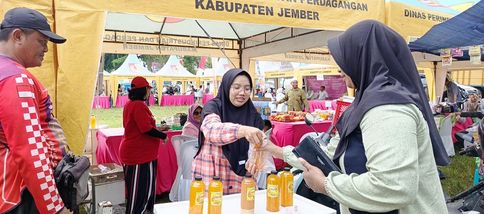 KECIPRATAN BERKAH: Para pelaku UMKM dan PKL yang ikut ketiban berkah saat Giat Guse Menyapa.