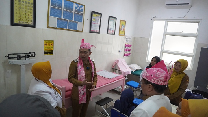 JAMIN KUALITAS: Bupati Fawait saat meninjau pelayanan di Puskesmas dan rumah sakit daerah. Di saat bersamaan, juga mendorong agar pelayanan dan fasilitas kesehatan milik Pemkab Jember ini terus diting