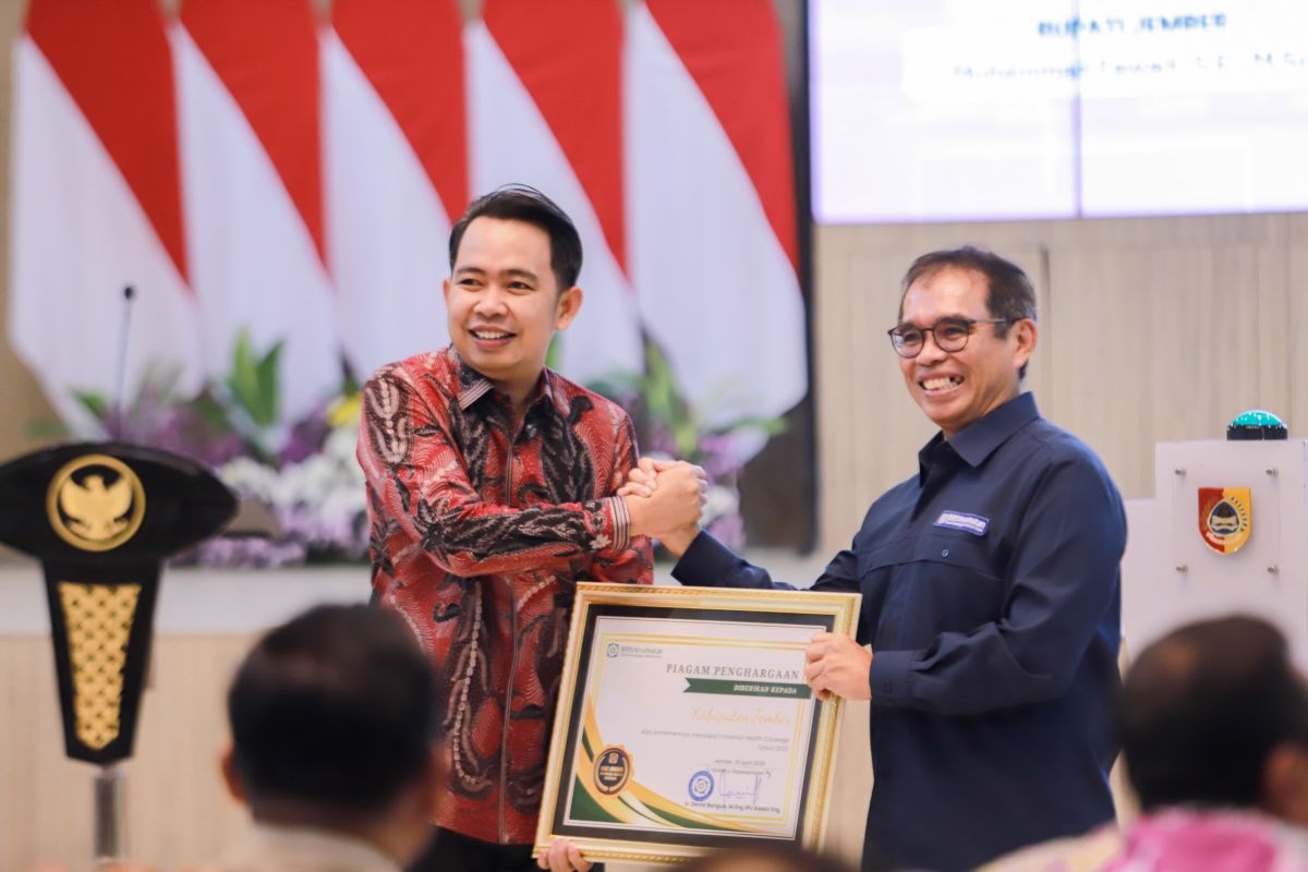 ERA BARU: Bupati Fawait menerima piagam keberhasilan mendapatkan UHC Prioritas dari BPJS Kesehatan pada awal April 2025, sekaligus memastikan pelayanan dasar kesehatan masyarakat terpenuhi