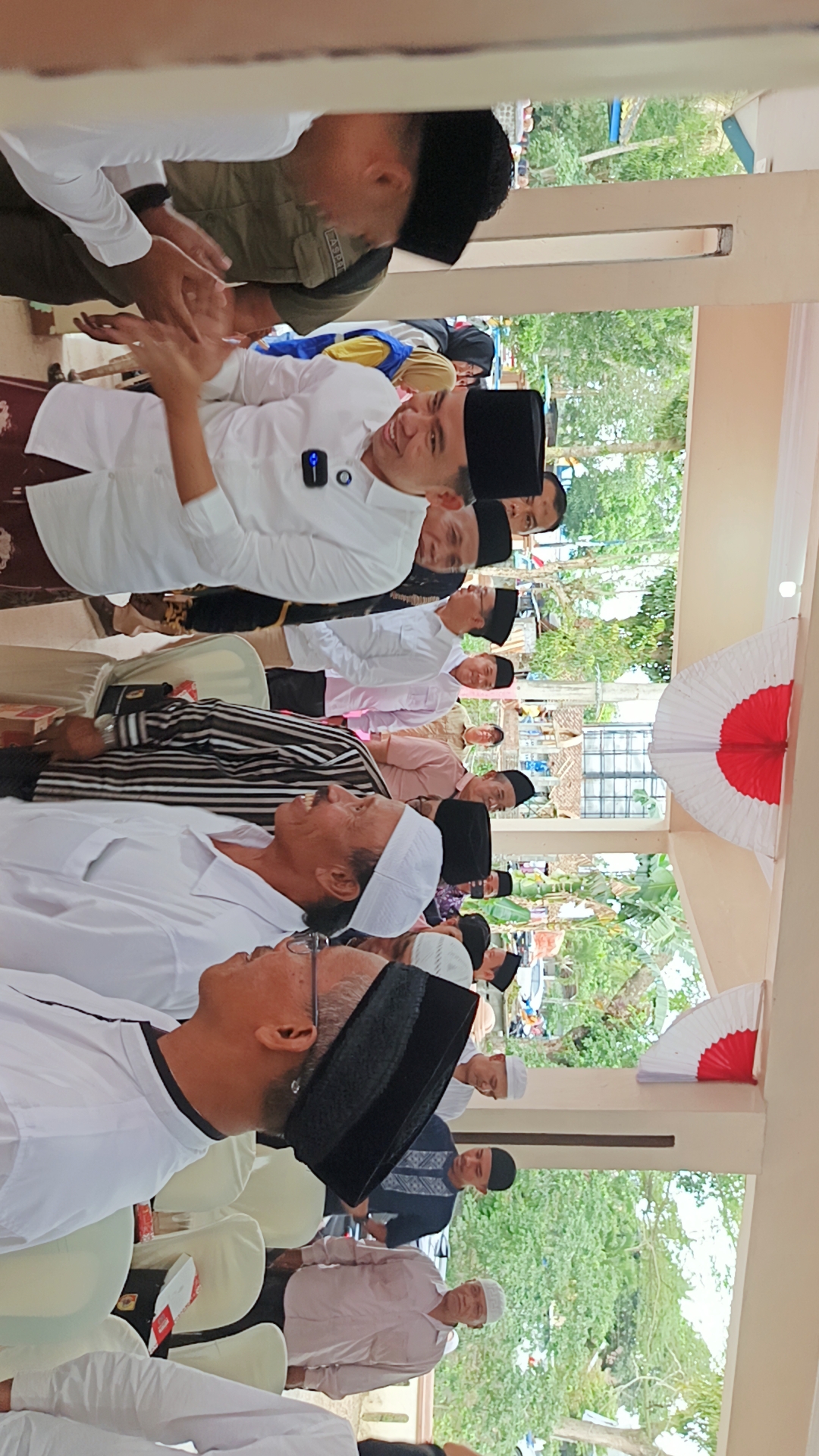 SERAP ASPIRASI DAN SOSIALISASI: Bupati Fawait turun ke masyarakat dan mensosialisasikan program-program pemerintah daerah, termasuk insentif guru ngaji.