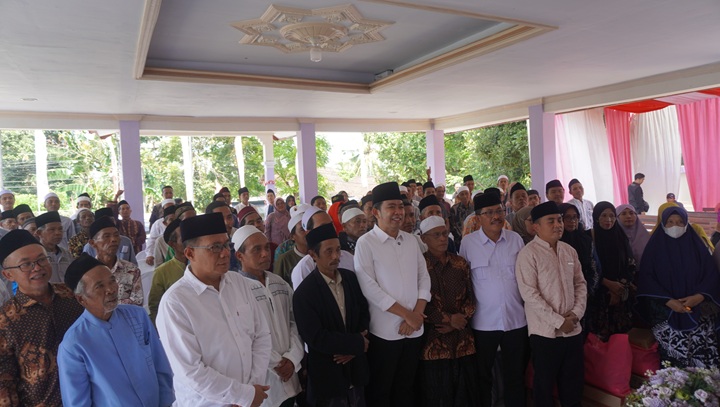 GALANG DOA: Bupati Fawait saat kesempatan bersilaturahmi dengan para guru ngaji, saat beberapa kesempatan turun ke acara Bunga Desaku ataupun Guse Menyapa.