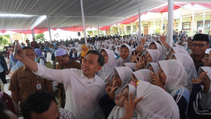 HANGAT: Kunjungan Bupati Fawait ke SMPN 1 Panti, saat rangkaian Bunga Desaku Jilid 6 Panti, Senin (27/10).