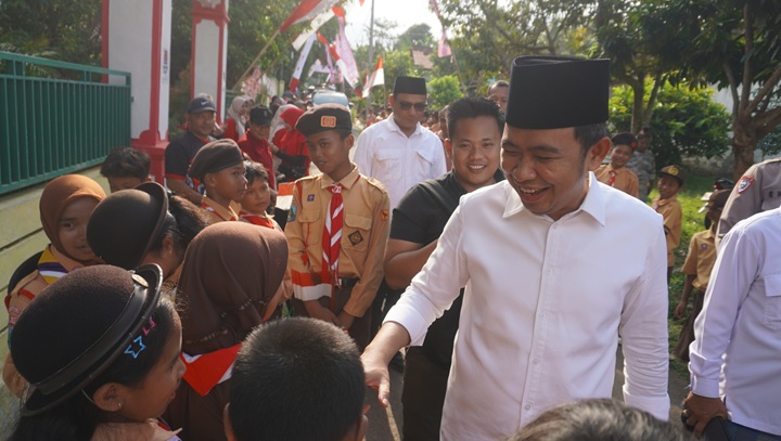 JAGA ASA ANAK-ANAK: Bupati Fawait saat menyapa anak-anak di SD Andongrejo 03, Dusun Bandealit, Desa Andongrejo, Tempurejo, Jember (16/8).