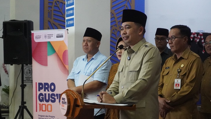 FORUM TERBUKA: Bupati Fawait, ditemani para kepala ODP dan anggota TP3D Jember, saat menyimak dengan seksama pertanyaan tajam dan kritis dari awak media, saat Pro Guse Update, di Kantor Dispendukcapil