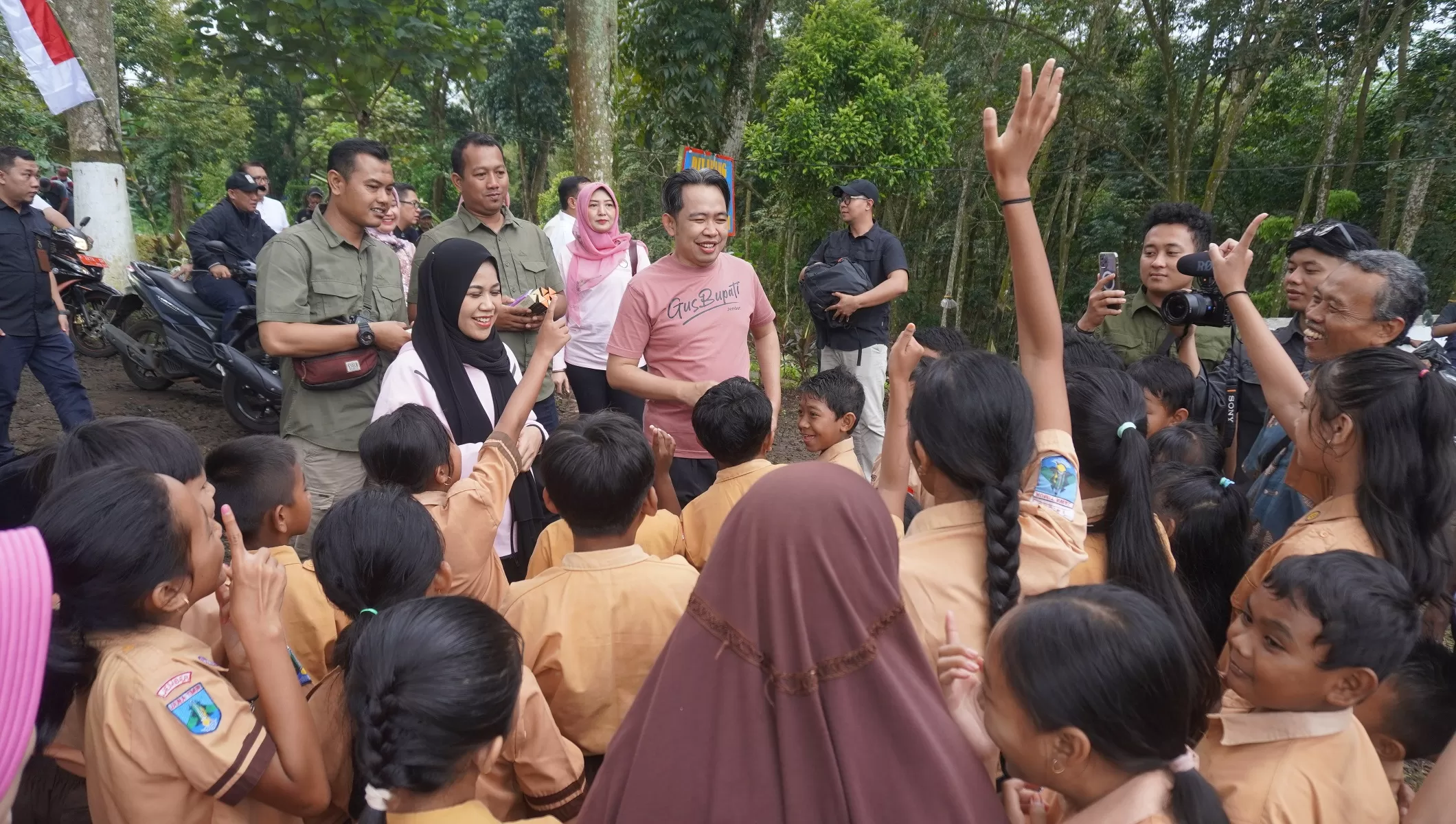 PERDANA: Bunga Desaku jilid perdana yang digulirkan Bupati Fawait, di Kecamatan Tanggul. Saat itu, ia tidak hanya menyapa masyarakat dan melakukan giat secara maraton