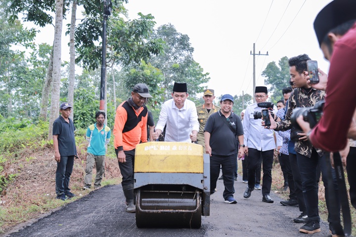 RESPON ADUAN INFRASTRUKTUR: Bupati Fawait saat turun mengecek penambalan jalan yang dilakukan Tim URC, setelah menerima laporan warga melalui saluran Wadul Guse.
