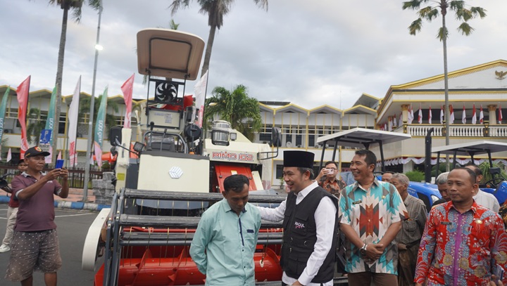 ON THE SPOT: Pro Guse Update dan bagi-bagi puluhan bantuan alsintan untuk para kelompok tani, di depan kantor Pemkab Jember, Jalan Sudarman. Bupati Fawait juga mendengar langsung masukan dan aspirasi