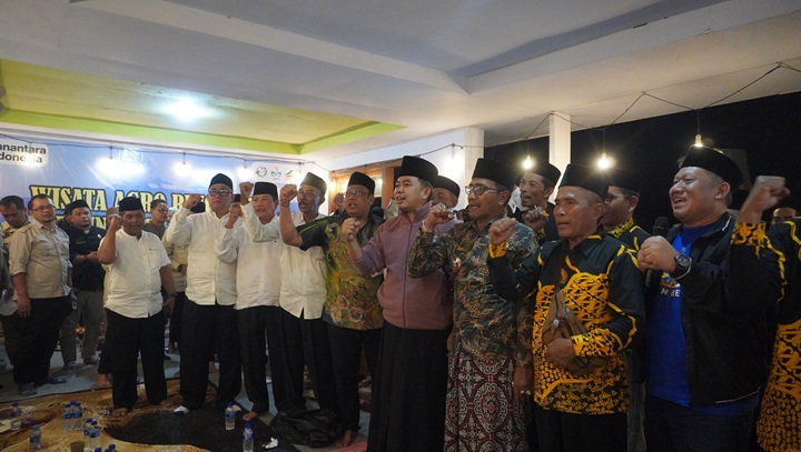 AREA CURHAT: Bupati Fawait saat bertemu ketua RT-RW, dan kepala desa, di Gunung Gambir, saat Bunga Desaku di Kecamatan Sumberbaru.