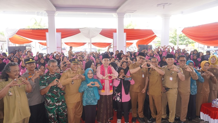 HANGAT: Suasana kekeluargaan saat Bupati Fawait bertemu masyarakat saat rangkaian Guse Menyapa Kecamatan Gumukmas.