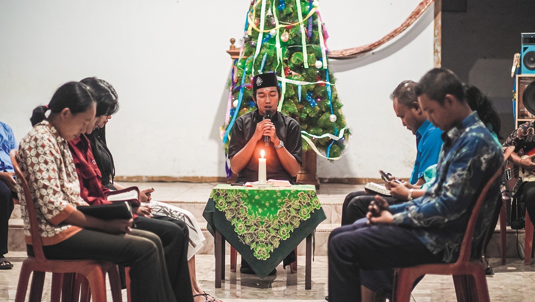 SEDERHANA: Perayaan malam Natal di Gereja Kristen Jawi Wetan (GKJW) Jemaat Sumberpakem Pepanthan Slateng digelar sederhana namun penuh kehangatan (25/12).