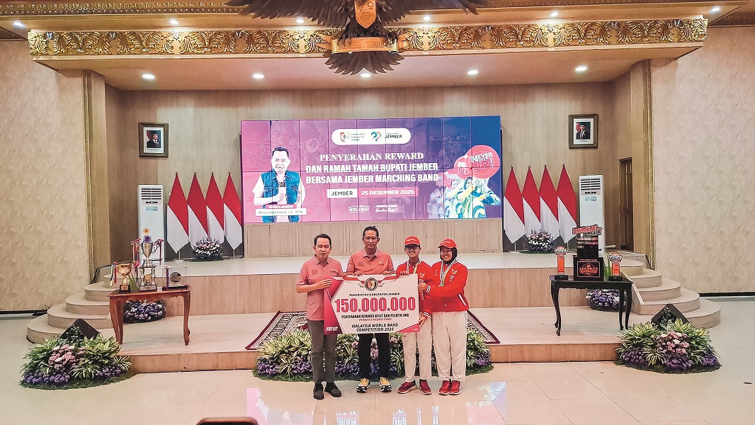 DISERAHKAN: Bupati Jember Muhammad Fawait menyerahkan reward prestasi kepada JMB senilai Rp 150 juta di Pendapa Wahyawibawagraha, Kamis (25/12).