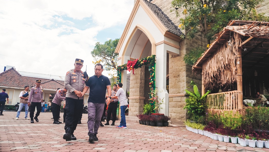 PENGAMANAN: Personel Polres Jember melakukan pengamanan, di Gereja Katolik Santo Yusup Jember.