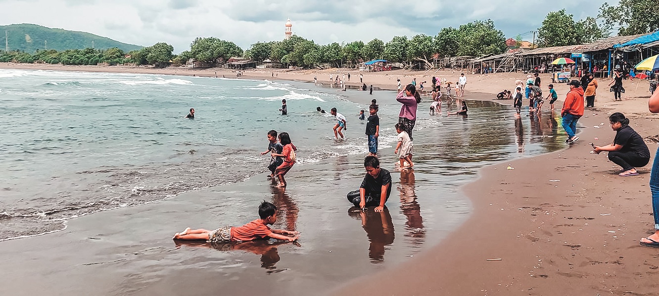 WASPADA: Pengunjung Pantai Cemara, Dusun Getem, Desa Mojomulyo, Kecamatan Puger.