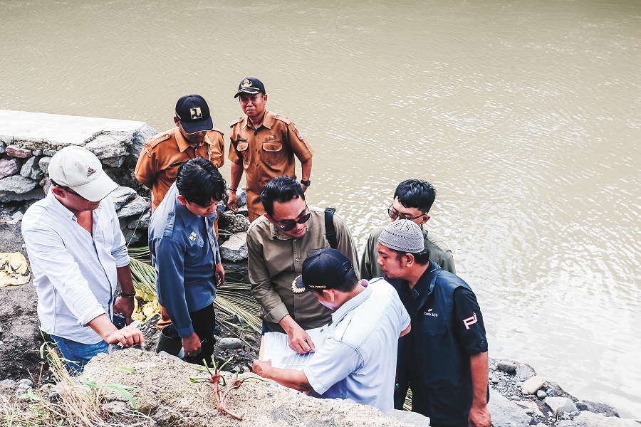RUSAK: Akibat banjir, plengsengan di perumahan Villa Indah Tegal Besar.