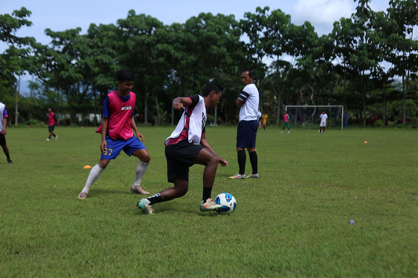 TIDAK LIBUR: Suasana latihan tim Persid menjelang bergulirnya fase 32 besar Liga 4 zona Jatim.