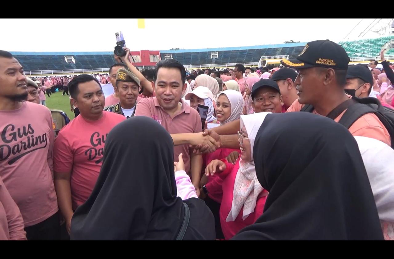 TERIMA SK BARU: Bupati Fawait saat simbolis penyerahan SK 8.344 PPPK paruh waktu untuk tenaga non-ASN, di Stadion JSG, (23/12).