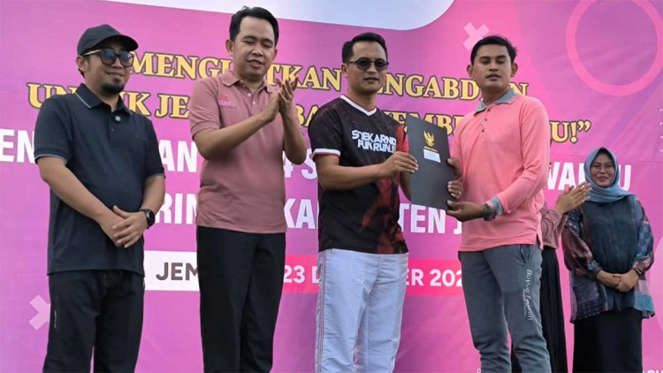 PESAN PENTING: Wakil Ketua DPRD Jember Widarto (dua dari kanan) menyerahkan SK PPPK Paruh Waktu kepada pegawai Pemkab Jember di Stadion JSG, Selasa (23/12).
